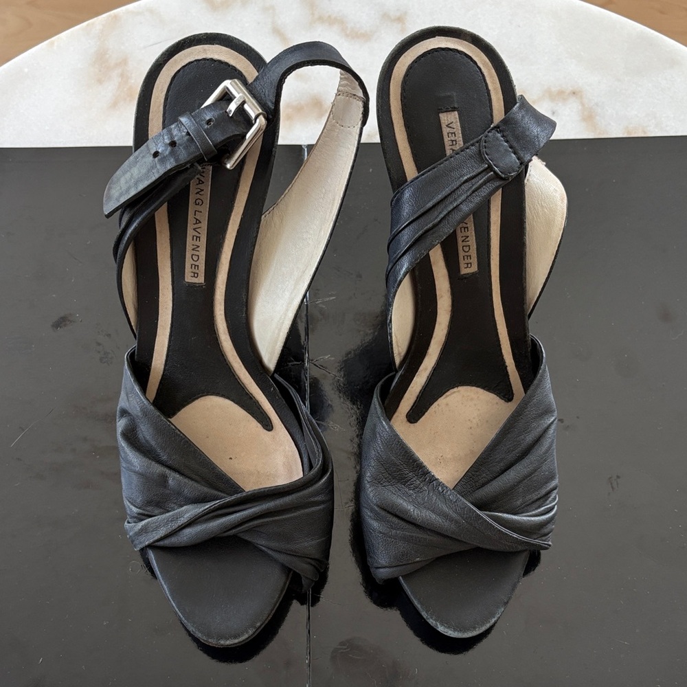 VINTAGE VERA WANG LAVENDER Black Leather Women's Sandals